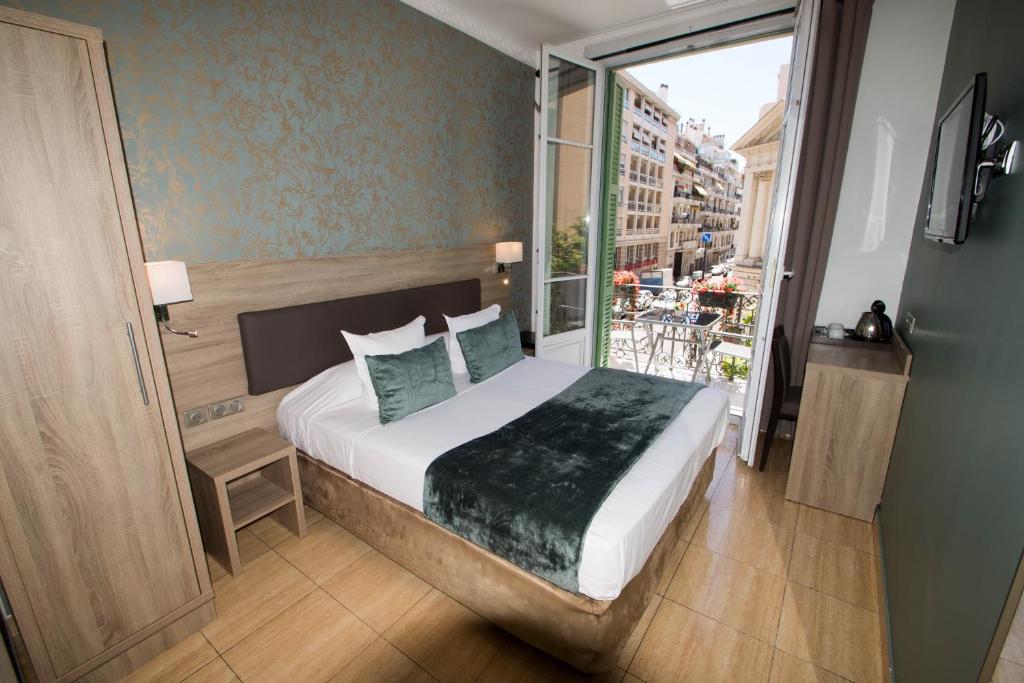 hotels with balcony in Nice