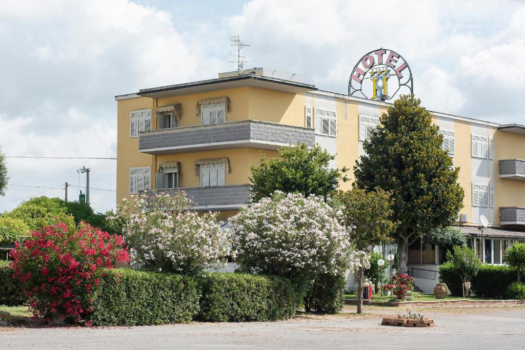 hotels with balcony in Follonica