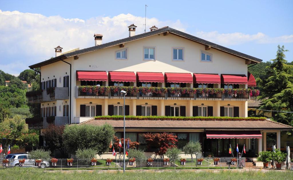 hotels with balcony in Lazise