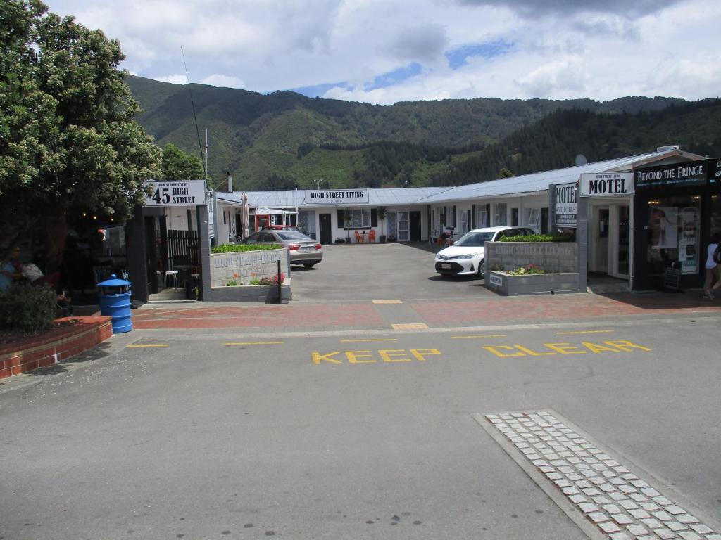 hotels with balcony in Picton New Zealand