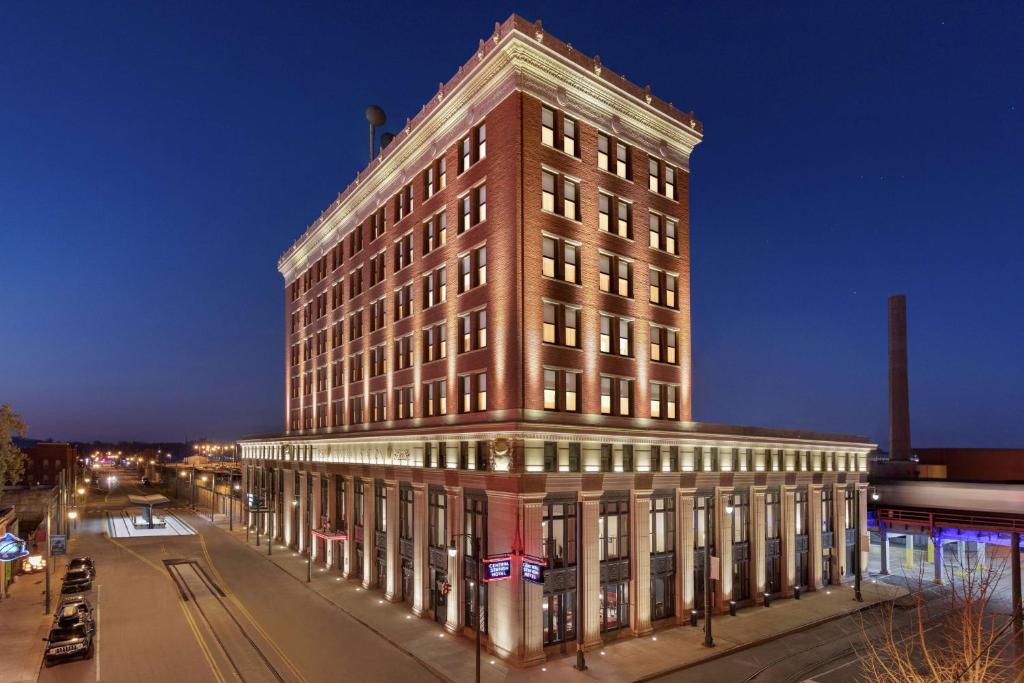 hotels with balcony in Memphis