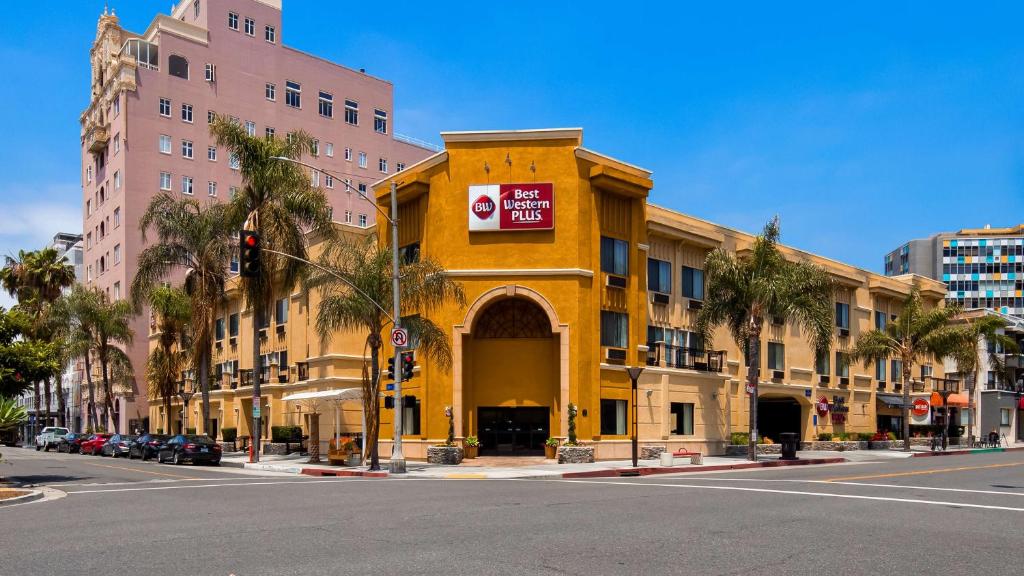 hotels with balcony in Long Beach