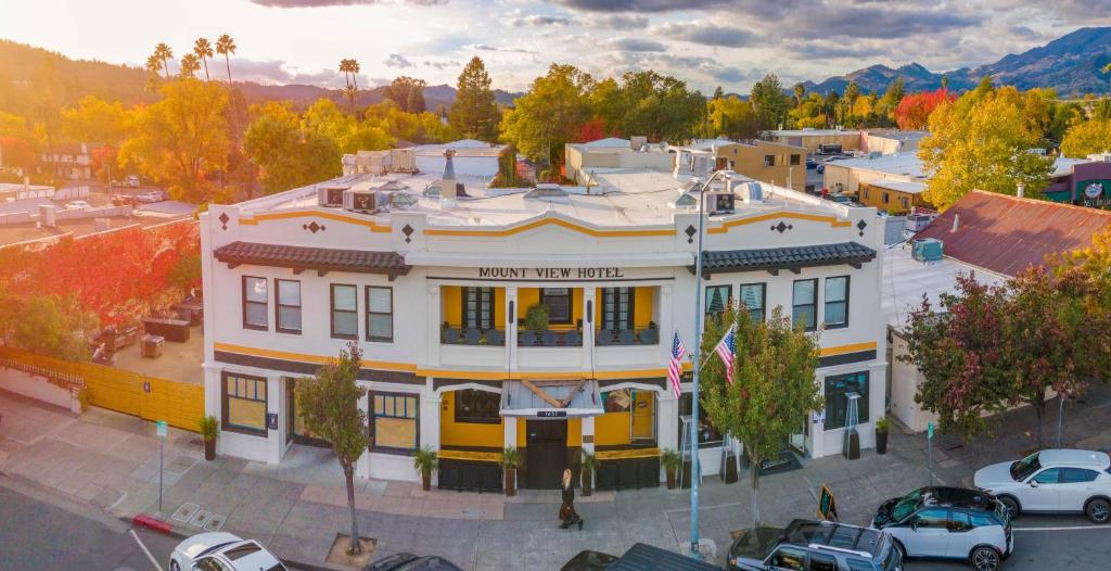 hotels with balcony in Calistoga