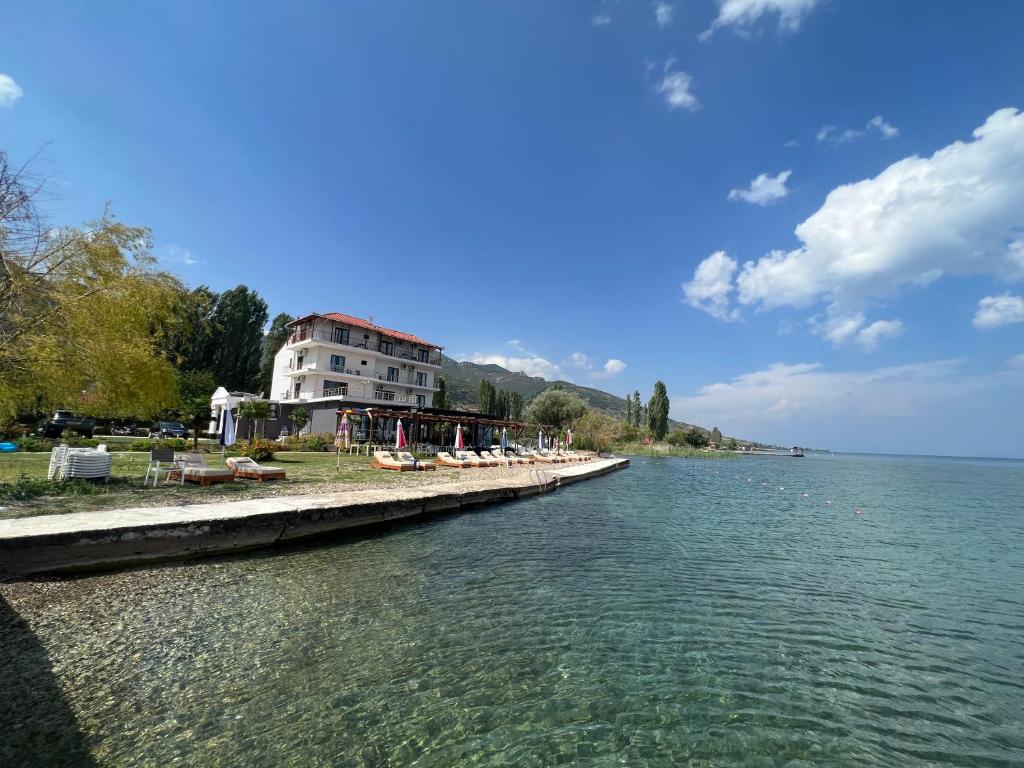 hotels with balcony in Pogradec