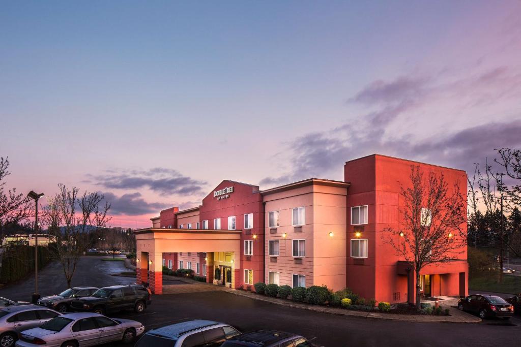 hotels with balcony in Beaverton