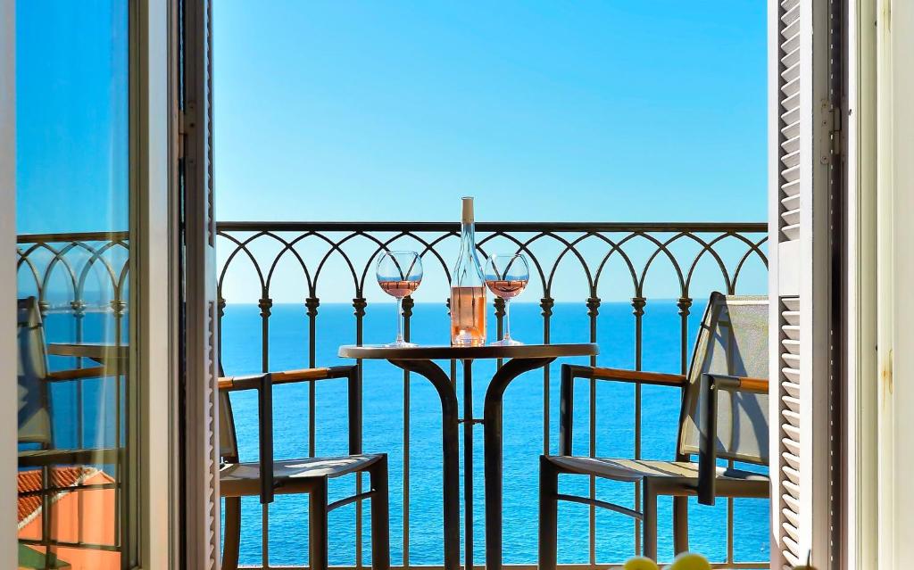 hotels with balcony in Nice Nice Port