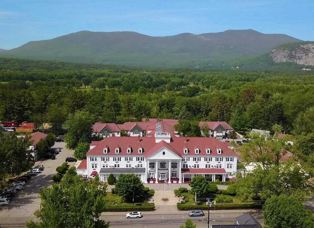 hotels with balcony in North Conway