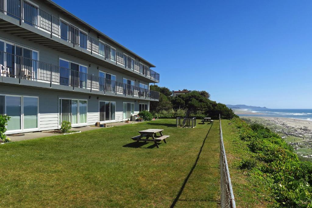 hotels with balcony in Lincoln City