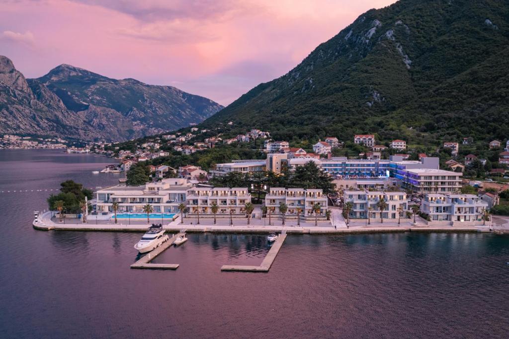 hotels with balcony in Kotor