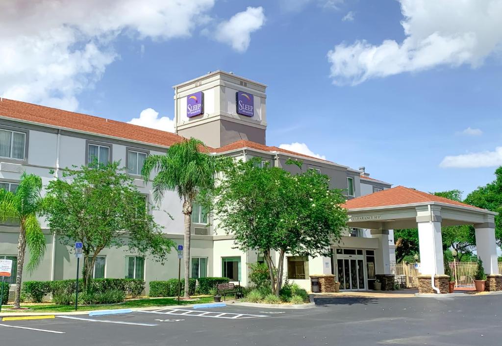 hotels with balcony in Ocala