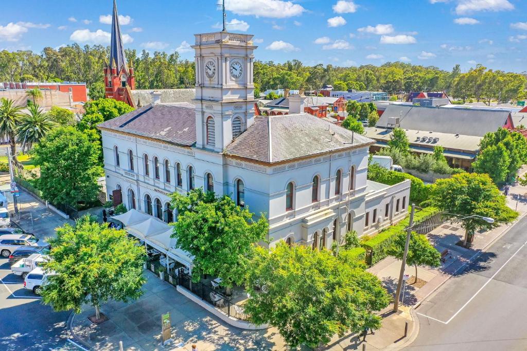 hotels with balcony in Echuca