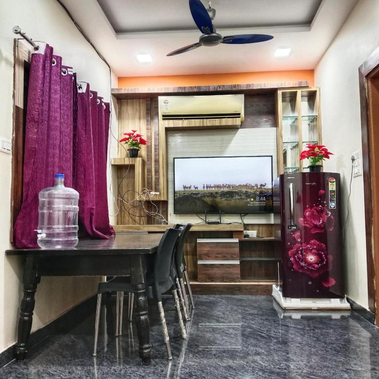 hotels with balcony in Hampi