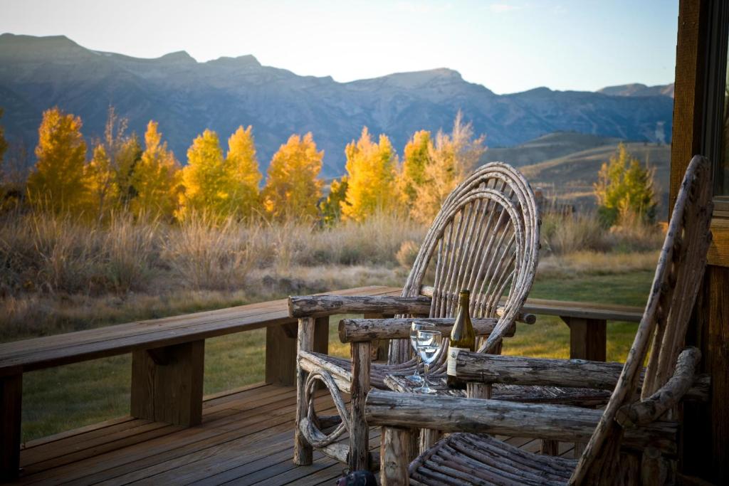 hotels with balcony in Wyoming