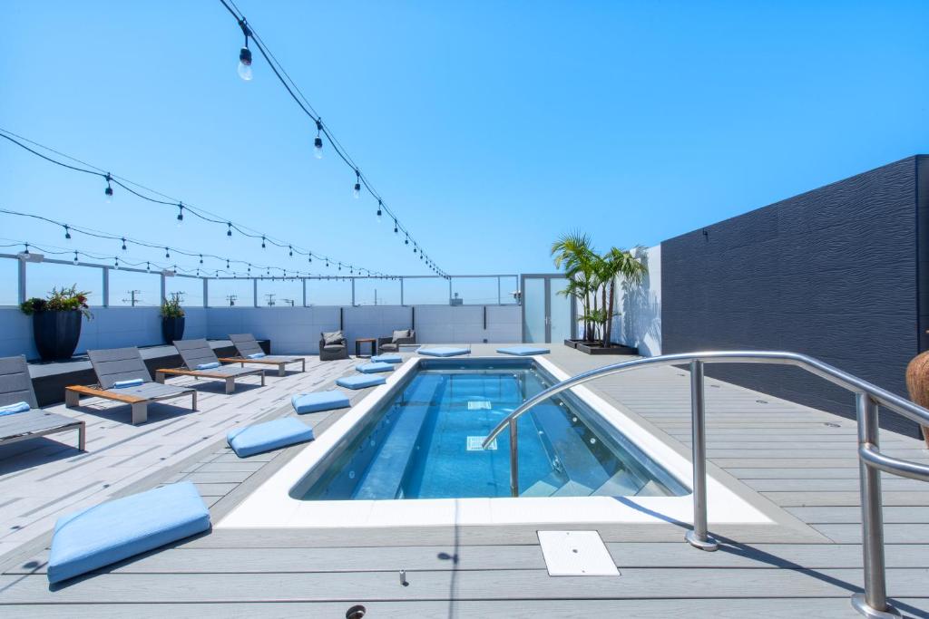 hotels with balcony in Manhattan Beach