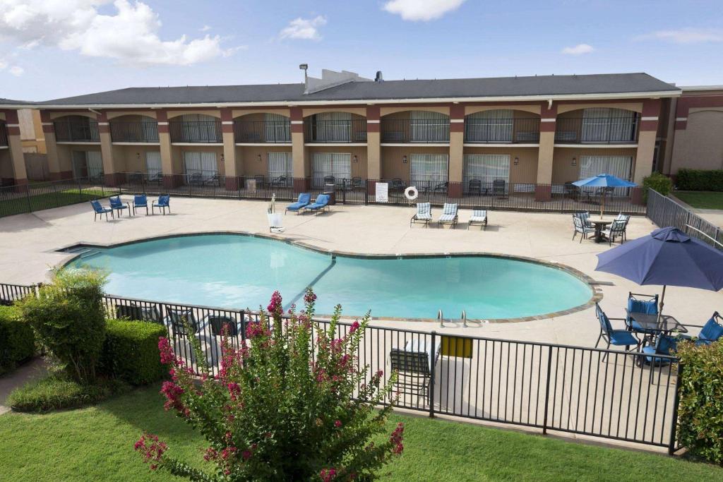 hotels with balcony in Oklahoma