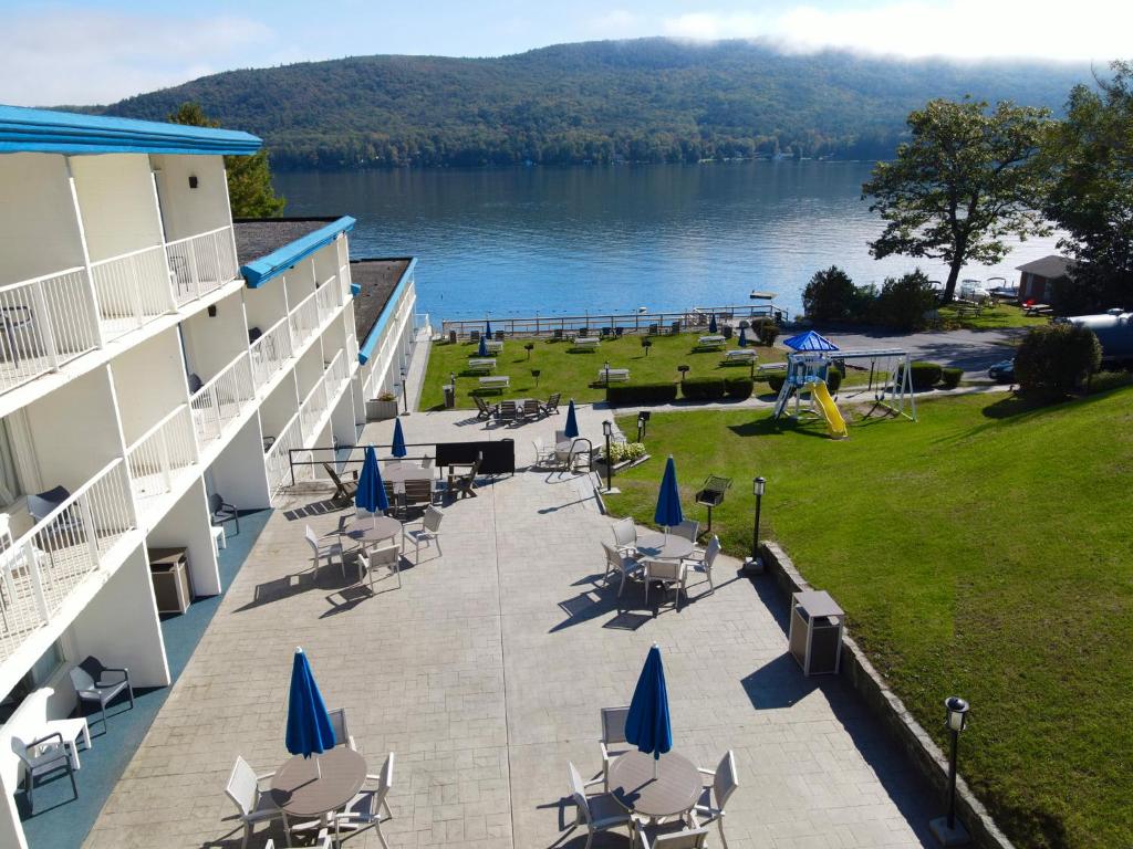 hotels with balcony in Lake George