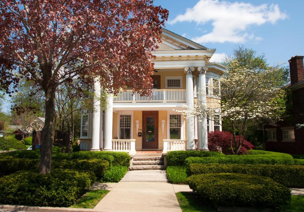 hotels with balcony in Indiana