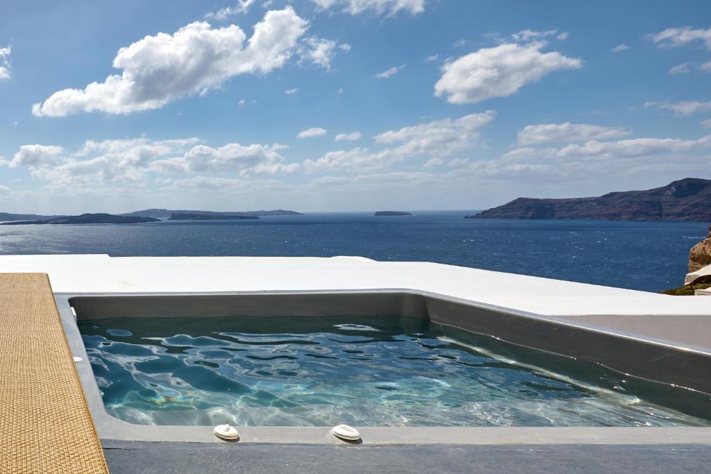 hotels with balcony in Oia Panagia