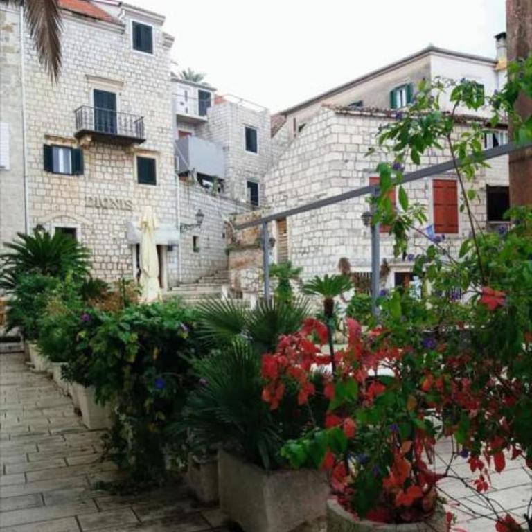 hotels with balcony in Vis