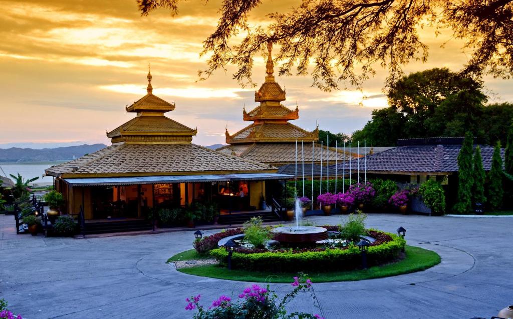 hotels with balcony in Bagan