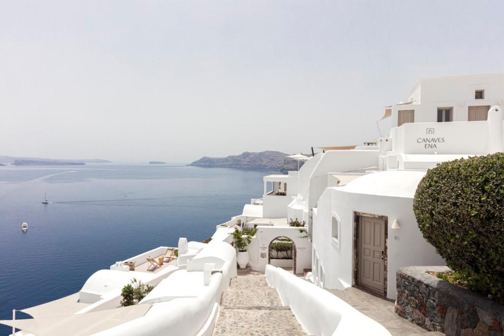 hotels with balcony in Oia