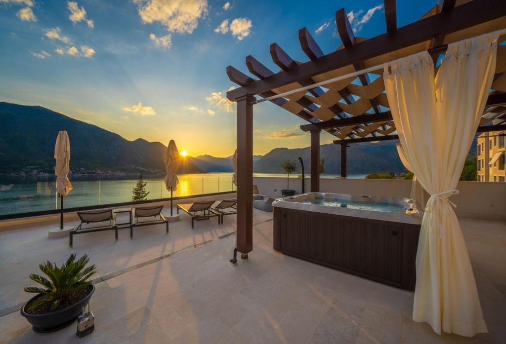 hotels with balcony in Kotor