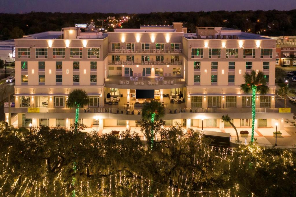 hotels with balcony in Ocala