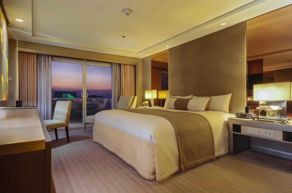 hotels with balcony in Manila Azure Residences