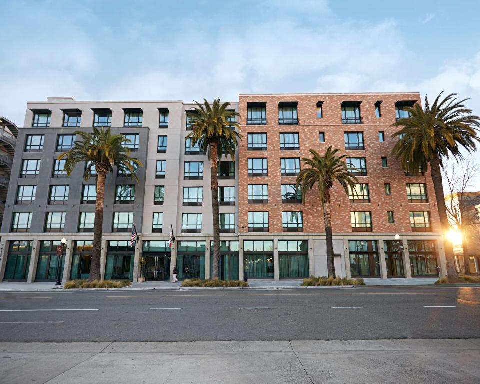 hotels with balcony in Sacramento