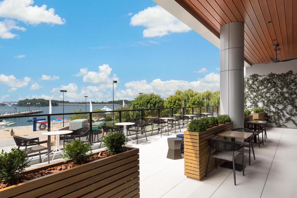 hotels with balcony in National Harbor