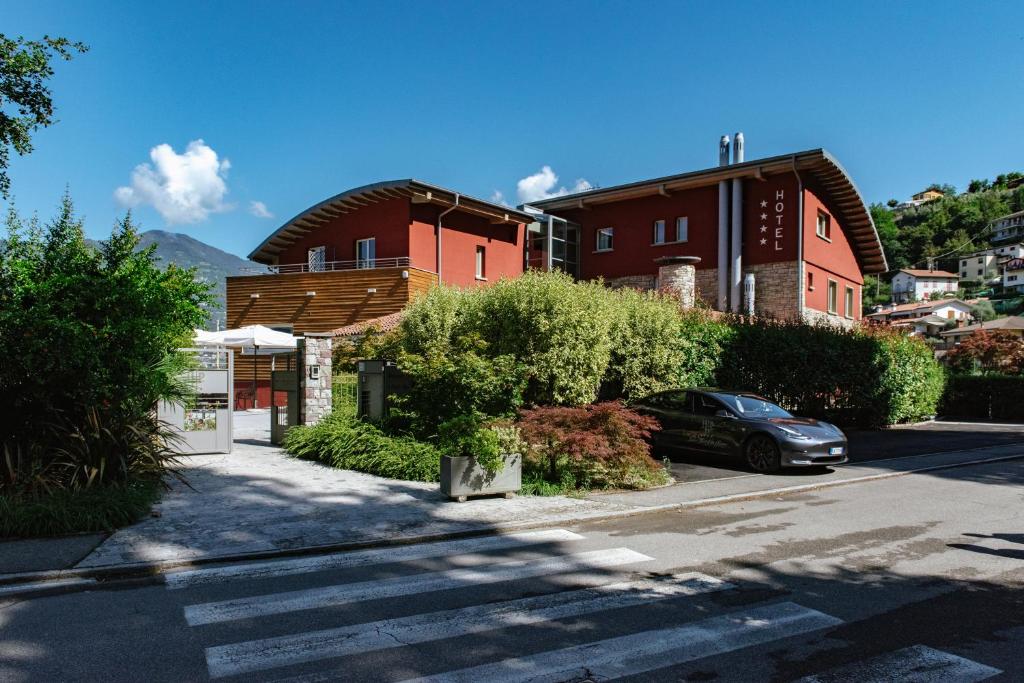 hotels with balcony in Lake Iseo