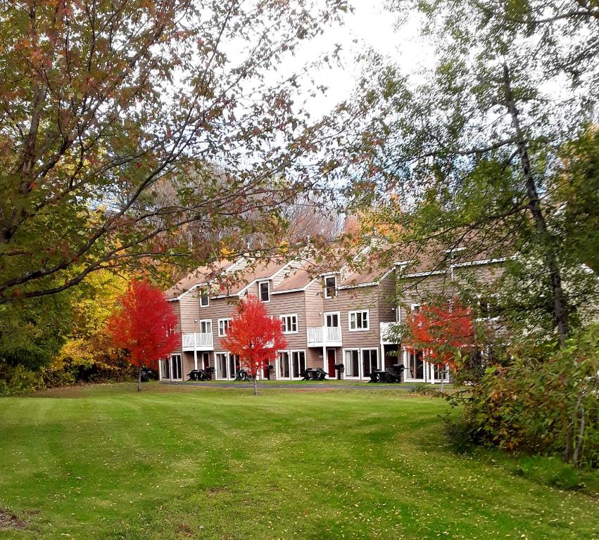 hotels with balcony in North Conway