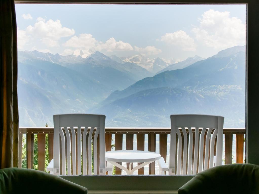 hotels with balcony in Crans Montana