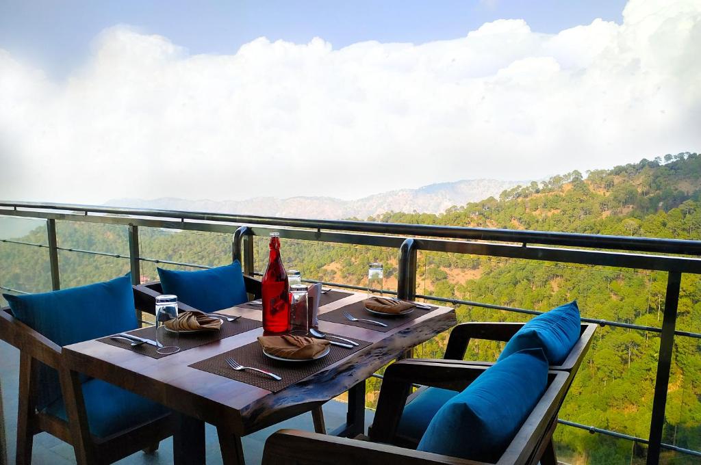 hotels with balcony in Kasauli