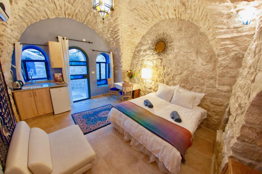 hotels with balcony in Safed