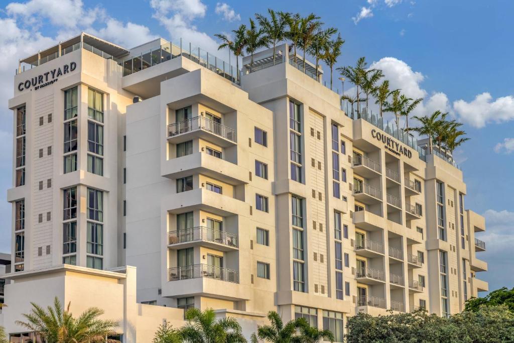 hotels with balcony in Fort Lauderdale The Fort Lauderdale Antique Car Museum