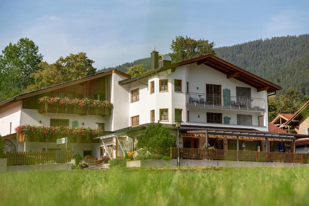 hotels with balcony in Oberammergau