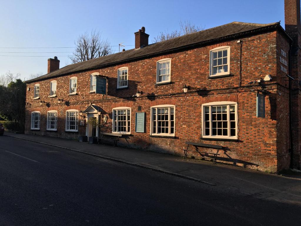 hotels with balcony in Hertfordshire