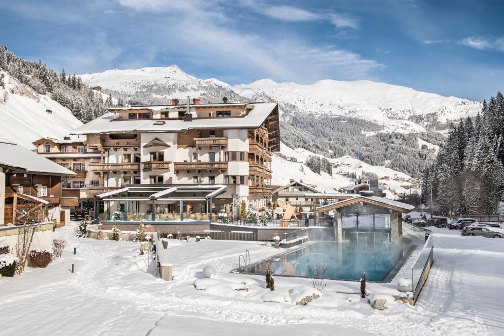 hotels with balcony in Tux