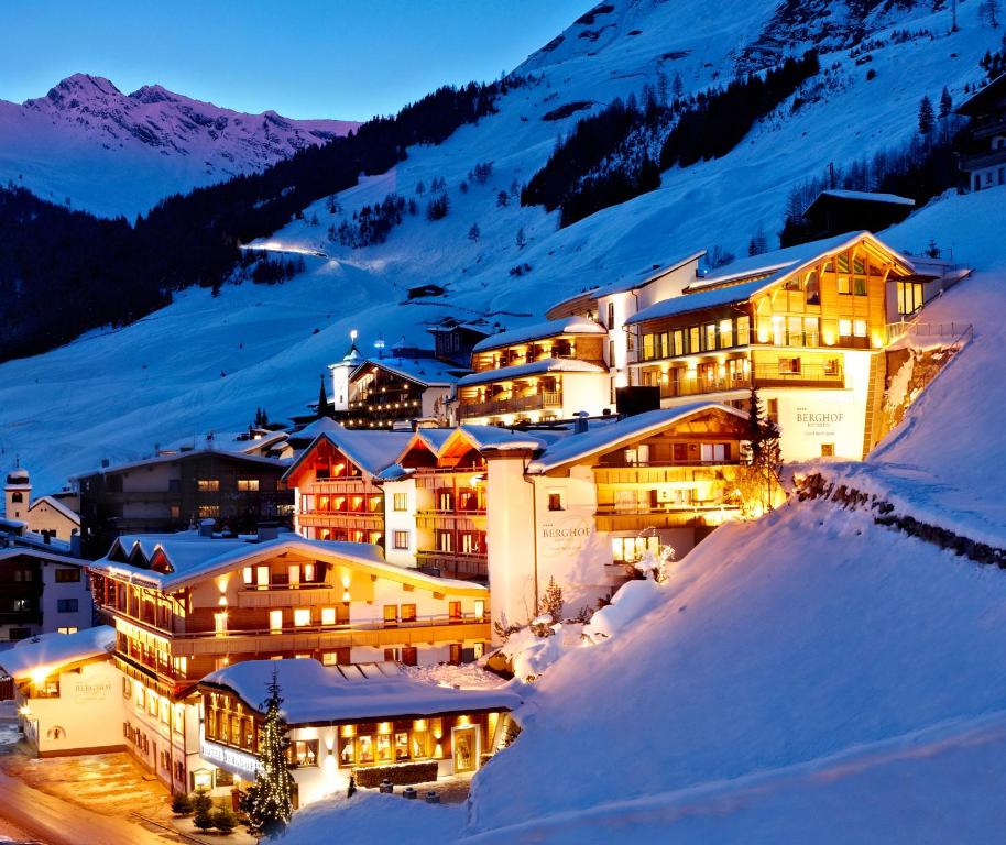 hotels with balcony in Tux