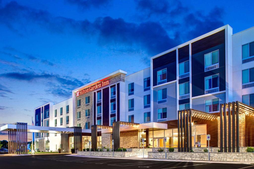 hotels with balcony in Cedar Rapids