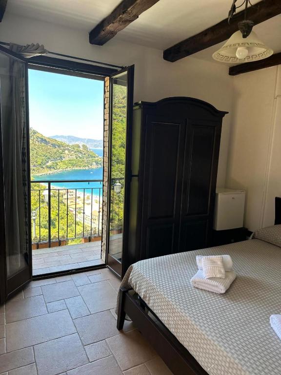 hotels with balcony in Scilla