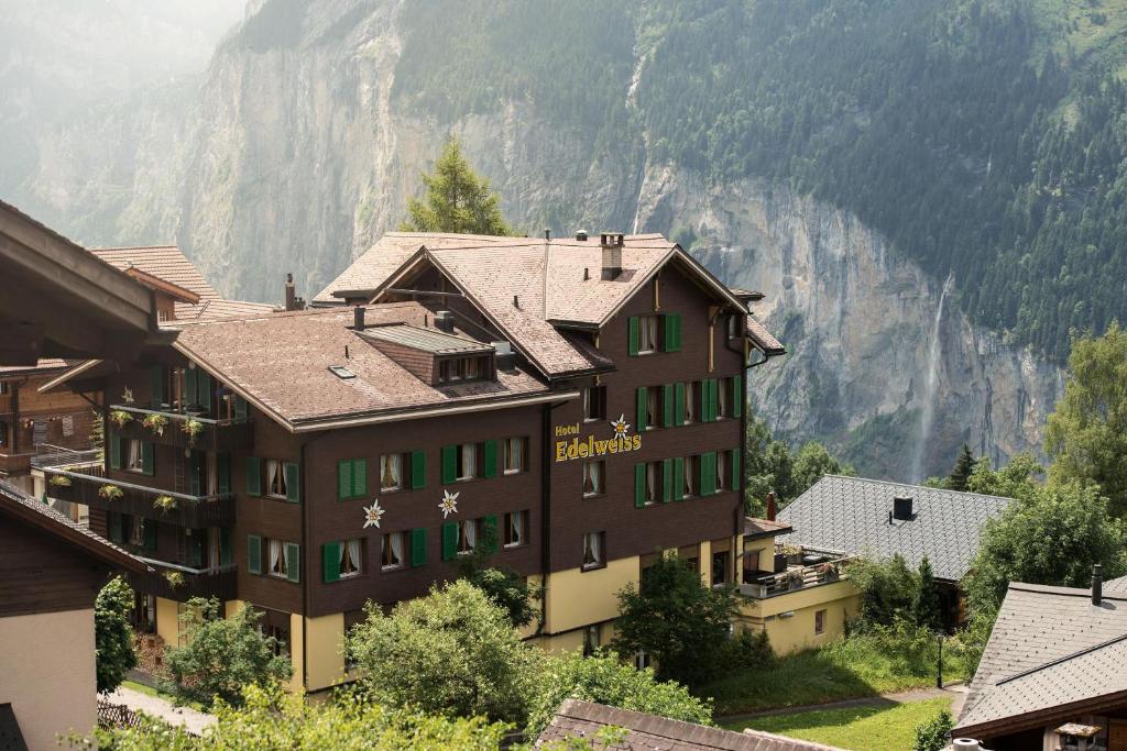 hotels with balcony in Wengen