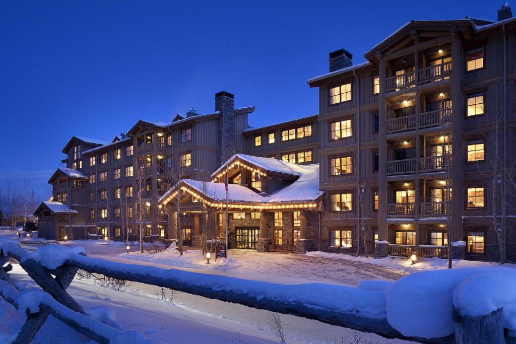 hotels with balcony in Wyoming