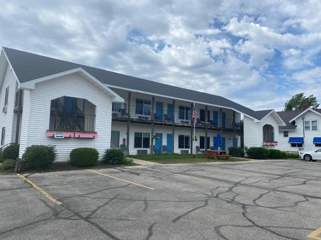 hotels with balcony in Sturgeon Bay