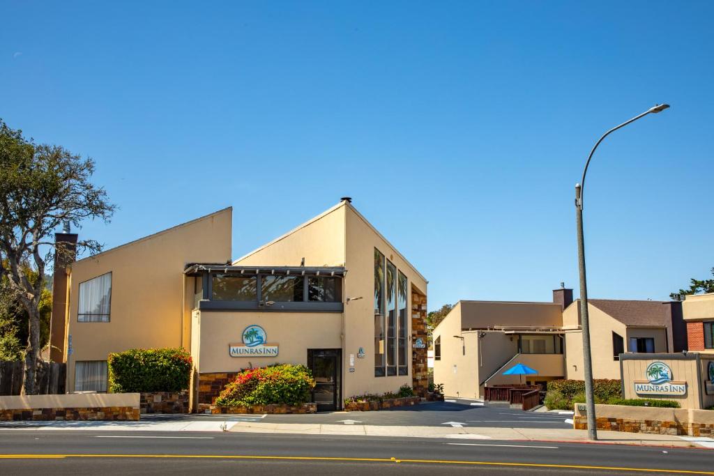 hotels with balcony in Monterey