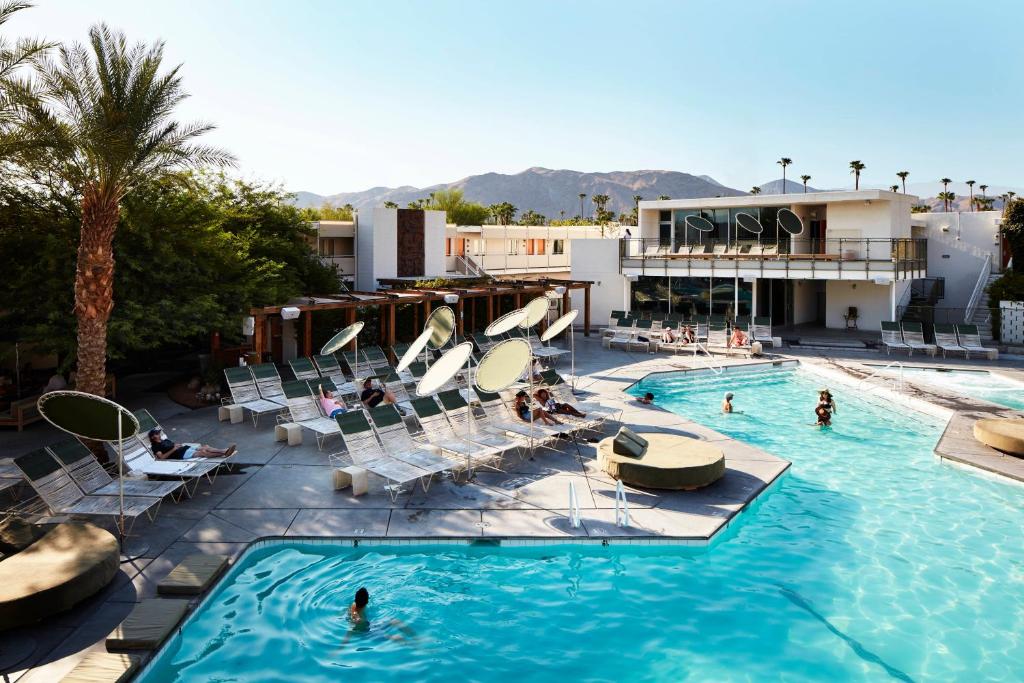 hotels with balcony in Palm Springs Indian Canyons