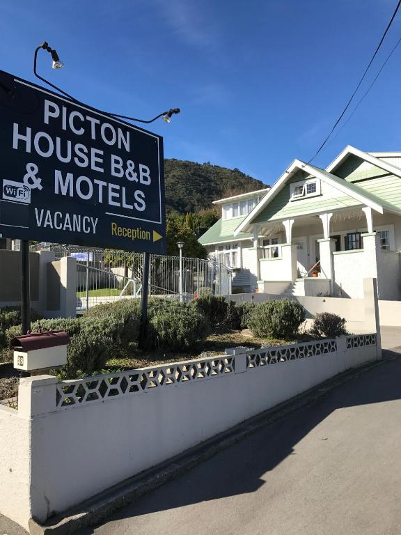 hotels with balcony in Picton New Zealand