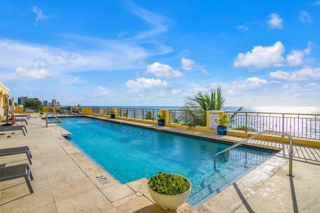 hotels with balcony in Fort Lauderdale Bonnet House Museum  Gardens