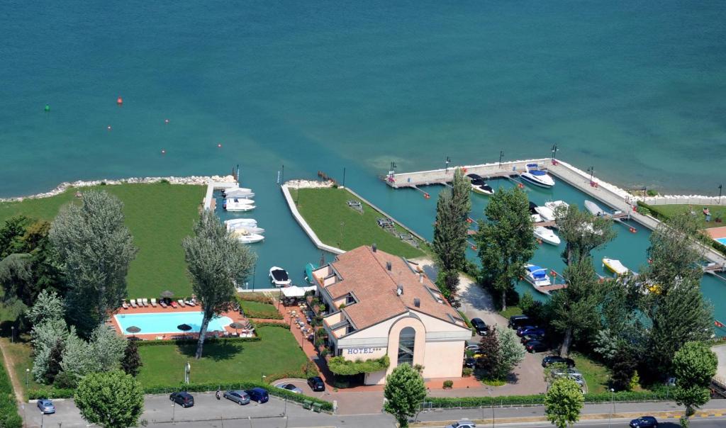 hotels with balcony in Sirmione